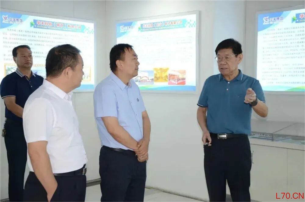 ●肖胜利（右一）。图片来源：新甘南客户端