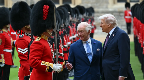 2025 年 9 月 17 日，英国温莎城堡四方庭院，美国总统特朗普对英国进行第二次国事访问期间，查尔斯三世与特朗普在检阅仪仗队时与冷溪近卫团士兵交谈。