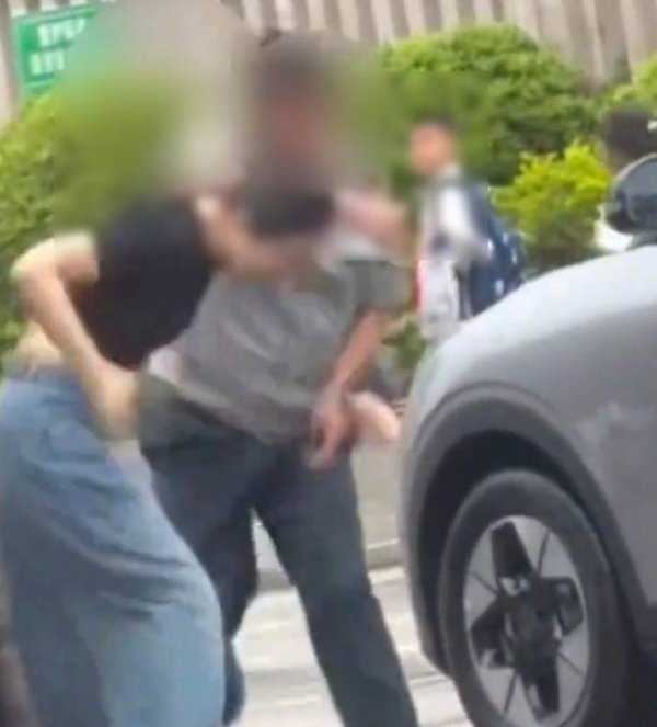 官方回应女子脚踹保安被反扇：正在处理；律师解读是否正当防卫