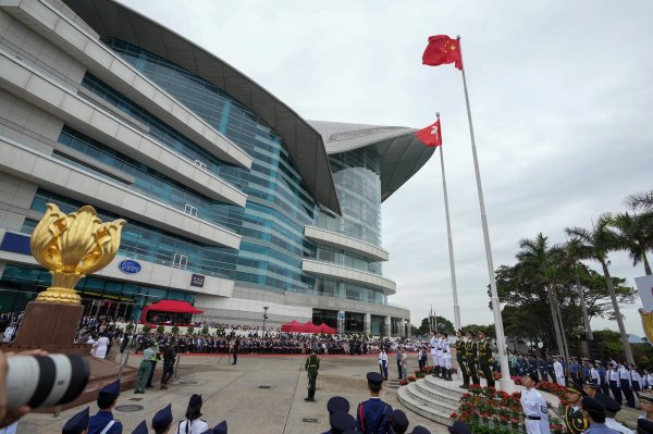 香港举行五四升旗礼纪念红军长征胜利90周年