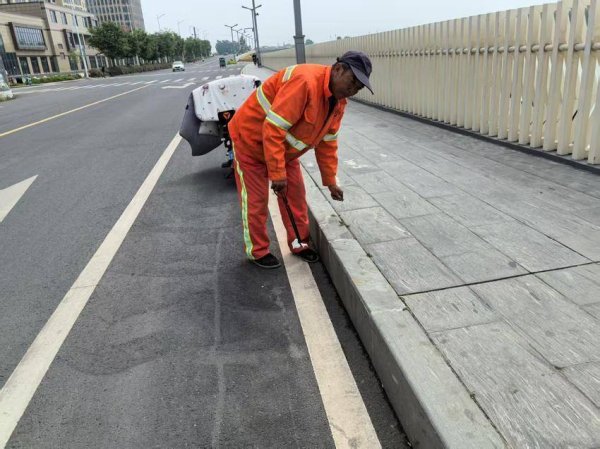 这个五一，谷城裕丰广场为坚守岗位的环卫工人“加鸡腿”
