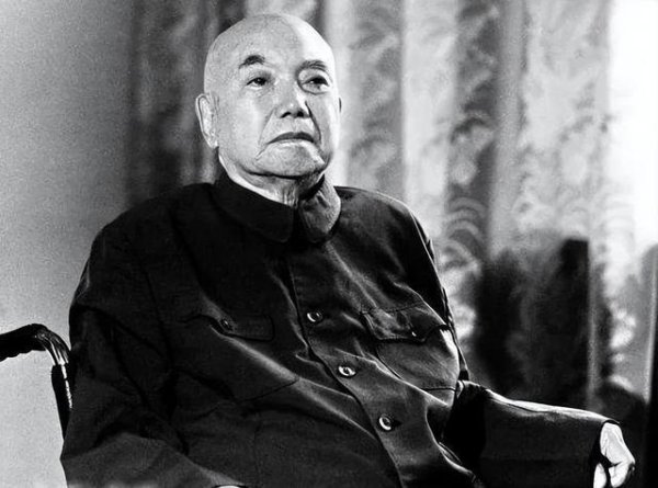 1968年，毛主席当众问萧克还有多少破枪，听到回复后主席说了四个字