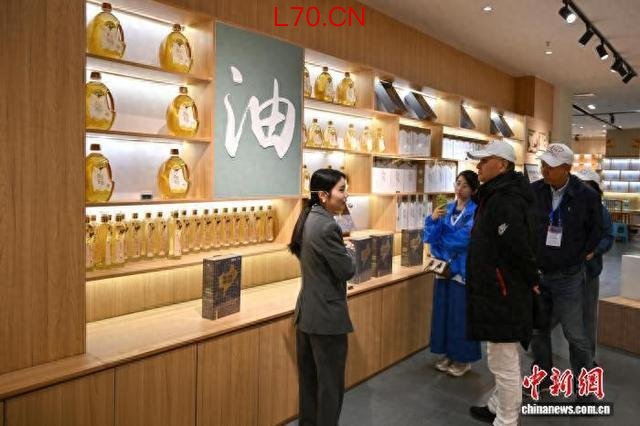 图为海外华媒侨领参观“酉阳800”农特产品展示展销中心。 中新网记者 何蓬磊 摄