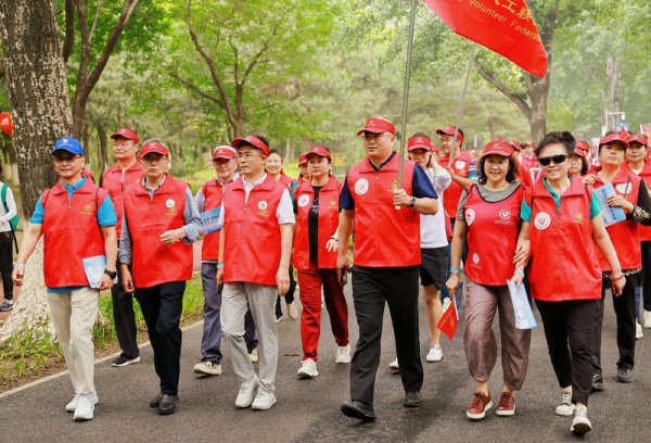 “为爱行走”慈善义工徒步行活动在京举行