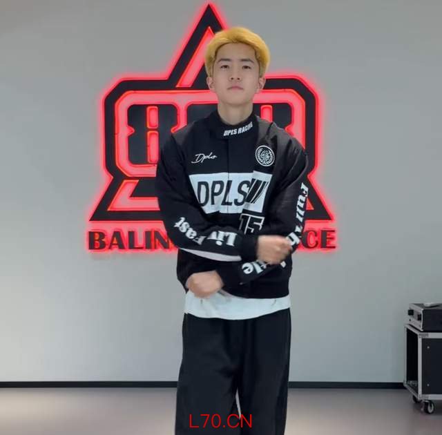 张百乔给弟弟找对象 颜值超高引关注