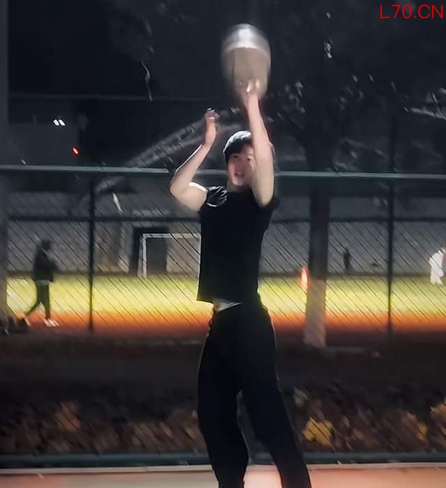张百乔给弟弟找对象 颜值超高引关注