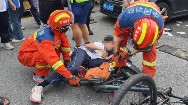 一名学生脚部被卡入自行车后轮，经开区消防3分钟紧急救援