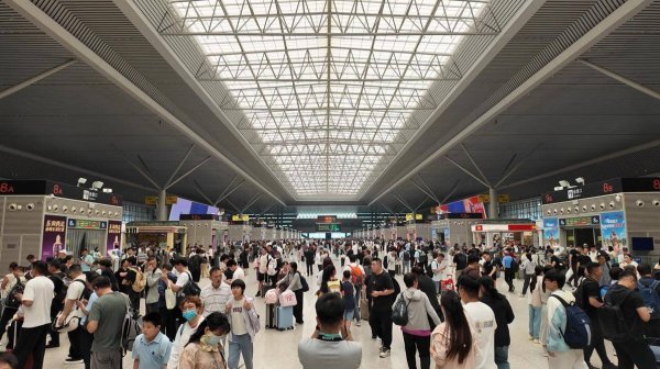 郑州开启暑运模式：机场加密航线20余条，铁路加开临客96列