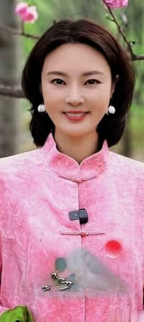 主持人 刘芳菲