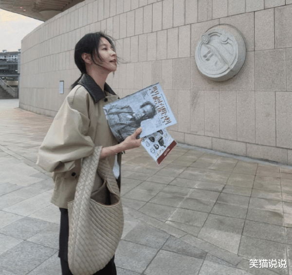 李英爱晒新照: 低马尾显慵懒, 回眸一盼气质佳
