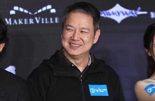 TVB绿叶蔡子健罕露脸, 发福显老头发花白, 自曝在校执教已是博士